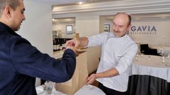 Entrega de un pedido realizado a través de la aplicación To good to go en el restaurante Gavia del hotel Almirante