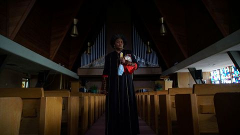 Una pastora de una iglesia de Missouri posa en el interior del recinto. En la congregaci�n, cinco de sus 180 miembros enfermaron y dos fallecieron a causa del covid-19