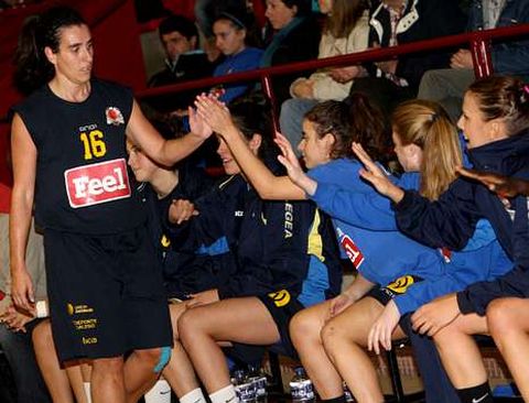 Ylenia, felicitada por sus compa�eras en uno de los encuentros de esta temporada.