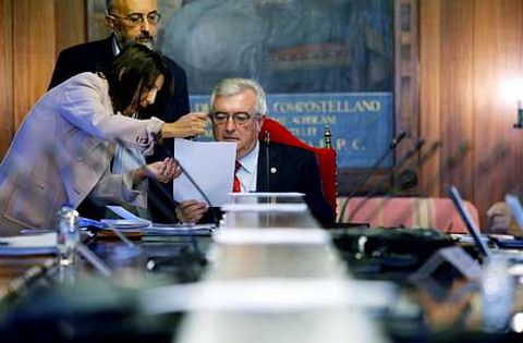 Juan Via�o, junto a la secretaria xeral, Consuelo Ferreiro, y el vicerrector Roberto L�pez. 