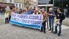 Los usuarios del autob�s se concentraron frente al Edificio Administrativo de la Xunta para reclamar mejoras. 