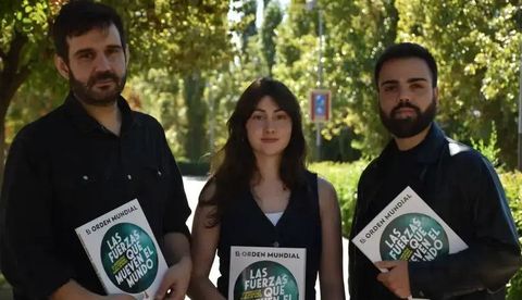 Jos� Luis Mar�n, Celia Hernando y �lvaro Merino forman parte del equipo que elabor� el atlas �Las fuerzas que mueven el mundo�