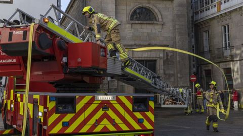 Los bomberos del parque municipal de Santiago, en la imagen durante un simulacro en el casco hist�rico, no intrervienen fuera del municipio salvo situaciones excepcionales