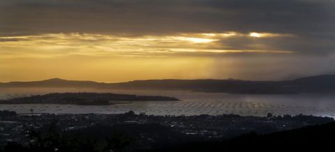 Desde lo alto de Lobeira, el universo Arousa se extiende hacia el infinito, entre los verdes del valle de O Saln�s y la exuberante belleza de la r�a. 