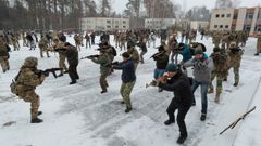 Reservistas ucranianos entrenan pra defender Kiev de un ataque ruso