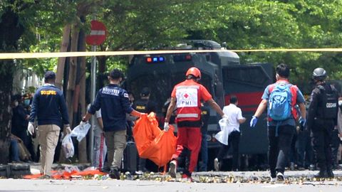 Agentes de polica retiran un cadver de la catedral del Sagrado Corazn de Makassar tras el atentado islamista