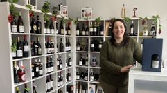 Cecilia Fern�ndez en su tienda de vinos en A R�a de Valdeorras