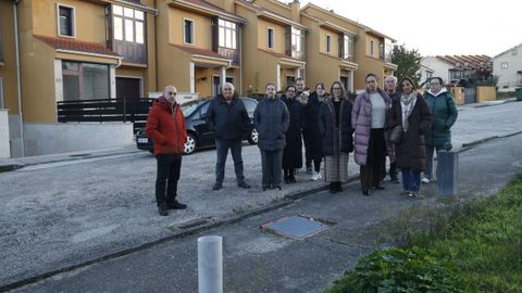 Vecinos y propietarios de chals de la urbanizacin Coutada-Guadix, que qued inacabada y sin servicios bsicos en Celanova.