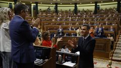 El presidente del Gobierno, Pedro Sánchez, recibe los aplausos de la bancada socialista tras intervenir durante el pleno del Congreso.