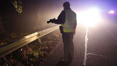 Un guardia civil de tr�fico en un control nocturno en una carretera de la comarca de Chantada