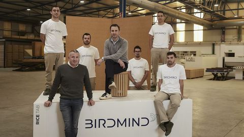 El equipo de Birdmind, al frente del que est David Camba, en el centro de la imagen.