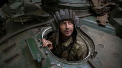 Un soldado ucraniano, asomado en un carro de combate en la regi�n de Donetsk