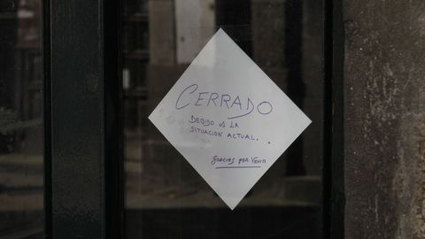 21 de abril, d�a 38 de confinamiento. El drama econ�mico se evidencia en Galicia. �Lo peor no es el paro, es no poder salir a buscar empleo ni saber hasta cu�ndo�, reconocen algunos afectados. La imagen es de uno de los muchos locales cerrados de Santiago.