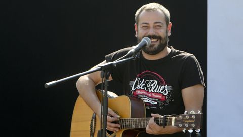 El músico Gonzalo Arca, durante un concierto en Vilagarcía