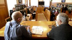 El concejal de Seguridade Cidad� de Santiago, Gonzalo Mu��os (izquierda), y el alcalde, Xos� S�nchez Bugallo, explican a las asociaciones de vecinos la nueva polic�a de distrito