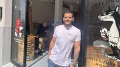 David Cybulkiewicz, copropietario del nuevo rumbo del taller de reparacin de tablas de surf, que ahora tambin ofrece servicio de cafetera y bar.