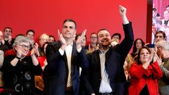 El presidente del Gobierno, Pedro S�nchez (2i), junto con la vicesecretaria general del PSOE, Adriana Lastra (d), el candidato a la Presidencia del Principado, Adri�n Barb�n (2d) y la candidata a la Alcald�a gijonesa, Ana Gonz�lez (i), durante el mitin de Gij�n