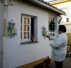 Una vecina muestra la ventana por la que entraron los ladrones. 