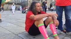 Fernando Ibarra descansa na praza do Obradoiro de Santiago despois de completar a carreira