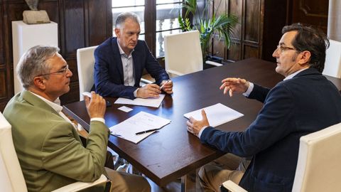 Luis Menor y Jos Juan Cerdeira, con el representante de Aenor.