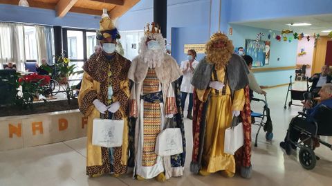 Los Reyes Magos estuvieron en Sober este da 5 por la maana. En la foto, en la residencia de mayores