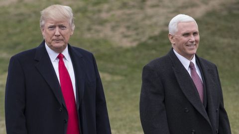 Pence, a la derecha de Trump