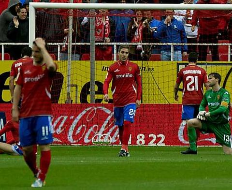 Los jugadores ma�os se lamentan durante el partido en Sevilla, donde fueron goleados.