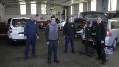 Los trabajadores de Talleres Gonz�lez, en una foto en la que est�n el propietario del negocio, Luis Gonz�lez (primero por la derecha) y su hijo I�aki (primero por la izquierda)