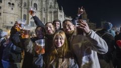 Un grupo de jvenes celebrando la entrada del 2024 en Santiago.