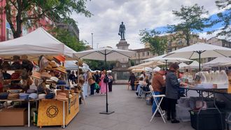 Imagen de una feria de barrio en Oporto.
