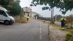 Dos operarios, en una imagen de archivo, trabajando en una zona rural de Pontevedra