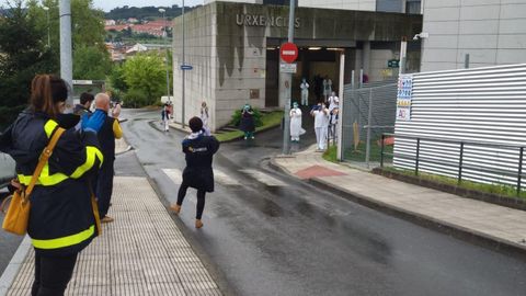 Personal de Correos aplaude frente al CHUO