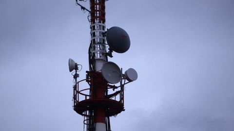 Antena de telefon�a desplegada en Carballo.