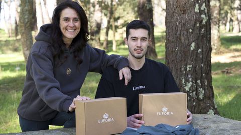 Beatriz Carbón, con sudadera y mallas de Euforia, junto a su hijo y los embalajes que utilizan para los envíos, ayer en el pinar de A Madalena, en Cabanas