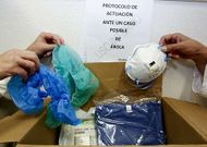 Material que conforma el kit para uso ante un posible caso de �bola en los centros de salud. 