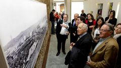 El alcalde observando la fotograf�a de la ciudad de 1891 que se puede ver en el bajo de la Casa Picasso