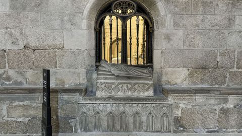 Sepulcro gtico de la Infantina (siglo XVI), en la catedral de Ourense, junto a la capilla de las Nieves. La escultura representa la figura yacente de una nia.