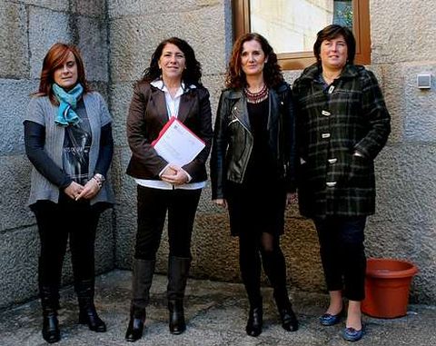 Elena Su�rez -segunda por la izquierda- en el DIFE.