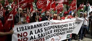 Empleados del banco protestaron contra el ERE ante la Bolsa.