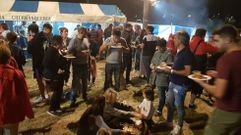 Unos vecinos de Santa Cruz de Brosmos celebrando las fiestas el a�o pasado