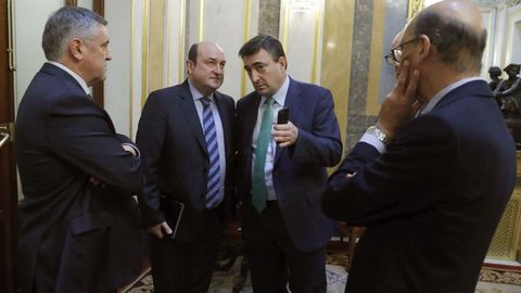 Aitor Esteban (2d) esta ma�ana en el Congreso