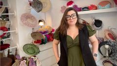 Macarena �lvarez junto a algunos de los tocados que ella misma dise�a y elabora en su atelier de Oviedo.