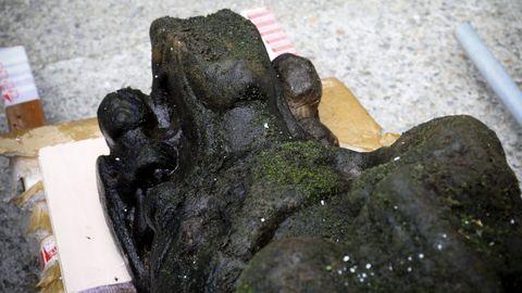 Escultura encontrada en el r�o Sar que representa a una Virgen con el ni�o