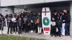 A las puertas del hospital de Ourense se escenific� el entierro del servicio de Urgencias