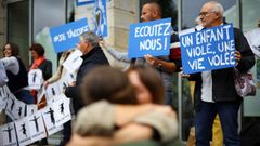 Vctimas de los abusos del mdico y sus familiares, a las puertas del juzgado que le ha condenado a 20 aos de prisin.