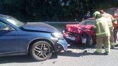 Los bomberos tuvieron que excarcelar al conductor del coche rojo. 