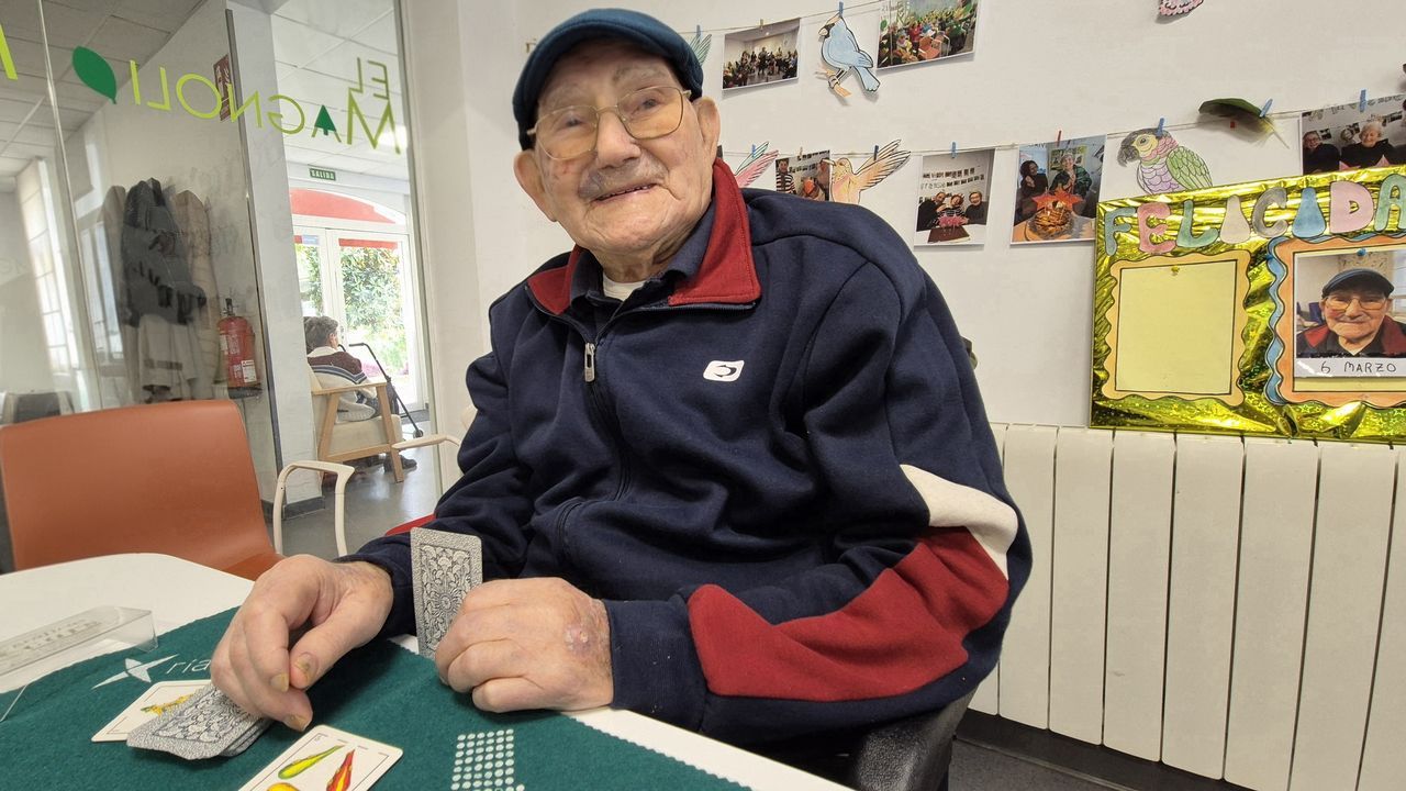 El abuelo de Vigo cumple 105 años entre siesta, cartas y el partido del Celta
