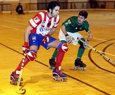 Fariza, que marc� tres goles, presionado por Mart�nez.