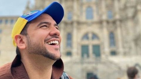 El fraile influencer Fray Luis Antonio Salazar se tatuó al final del Camino.