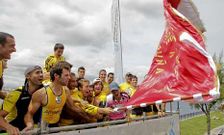 La tripulaci�n de Amegrove, ayer ondeando la bandera de ganadora del Teresa Herrera.